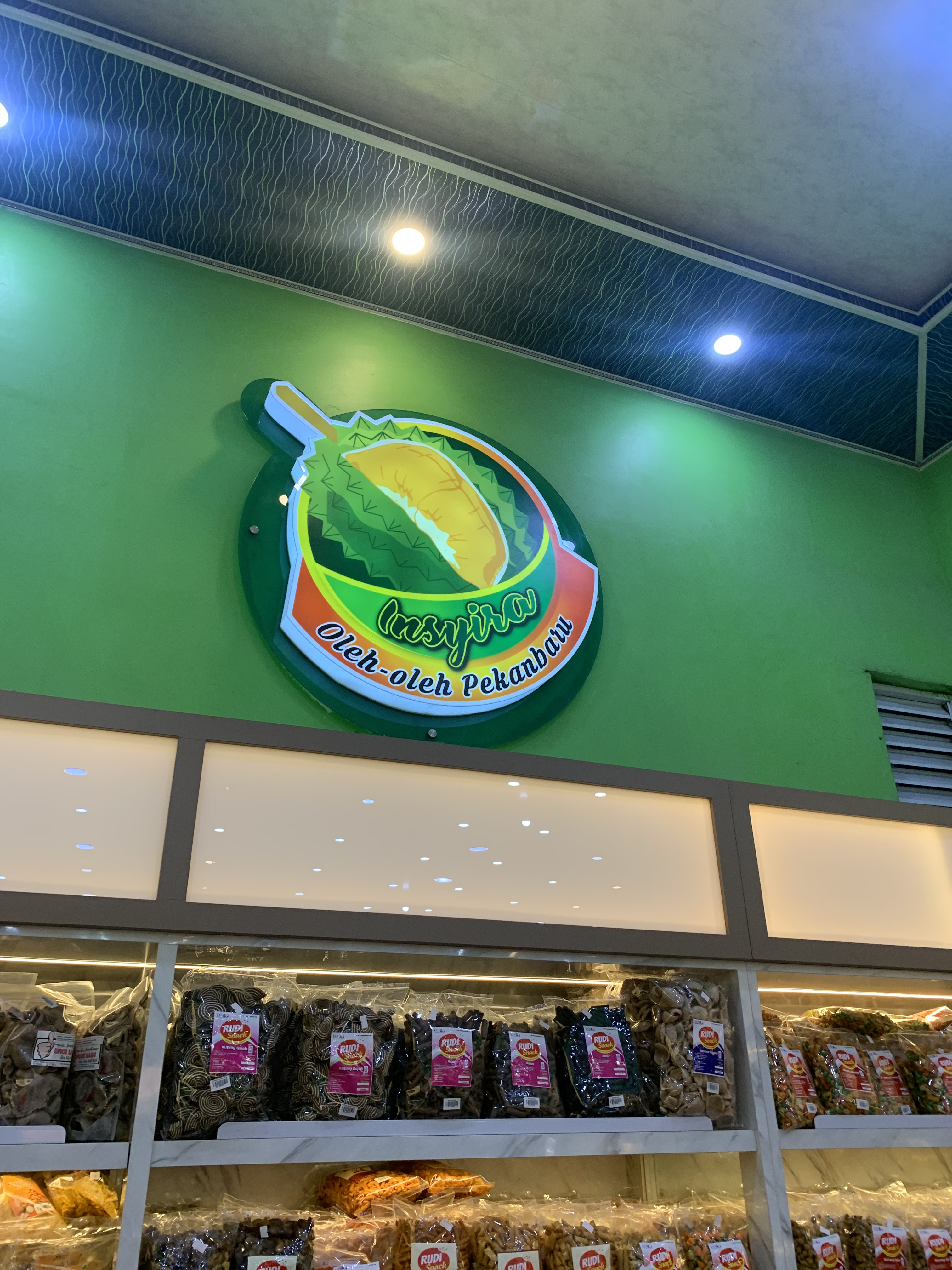 Suasana toko dan produk oleh-oleh Toko Insyira